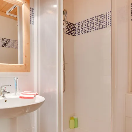 De L'adonis Les Bruyères