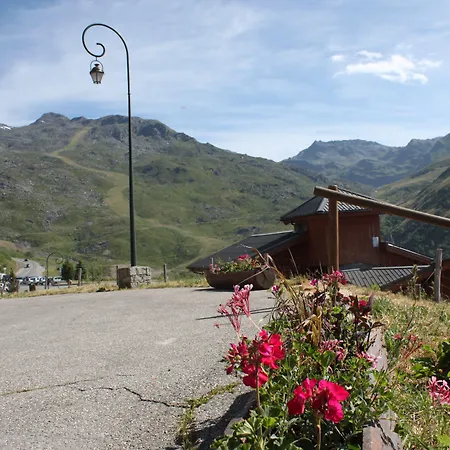 De L'adonis Les Bruyères